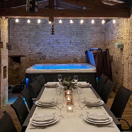 5 Bedroom Lovely In Сasa de vacaciones Sainte-Néomaye