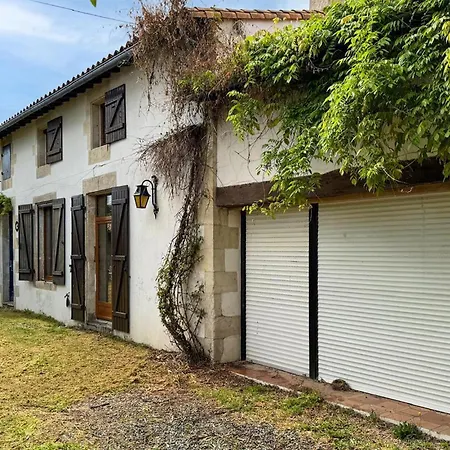 Сasa de vacaciones 5 Bedroom Lovely In Sainte-Néomaye